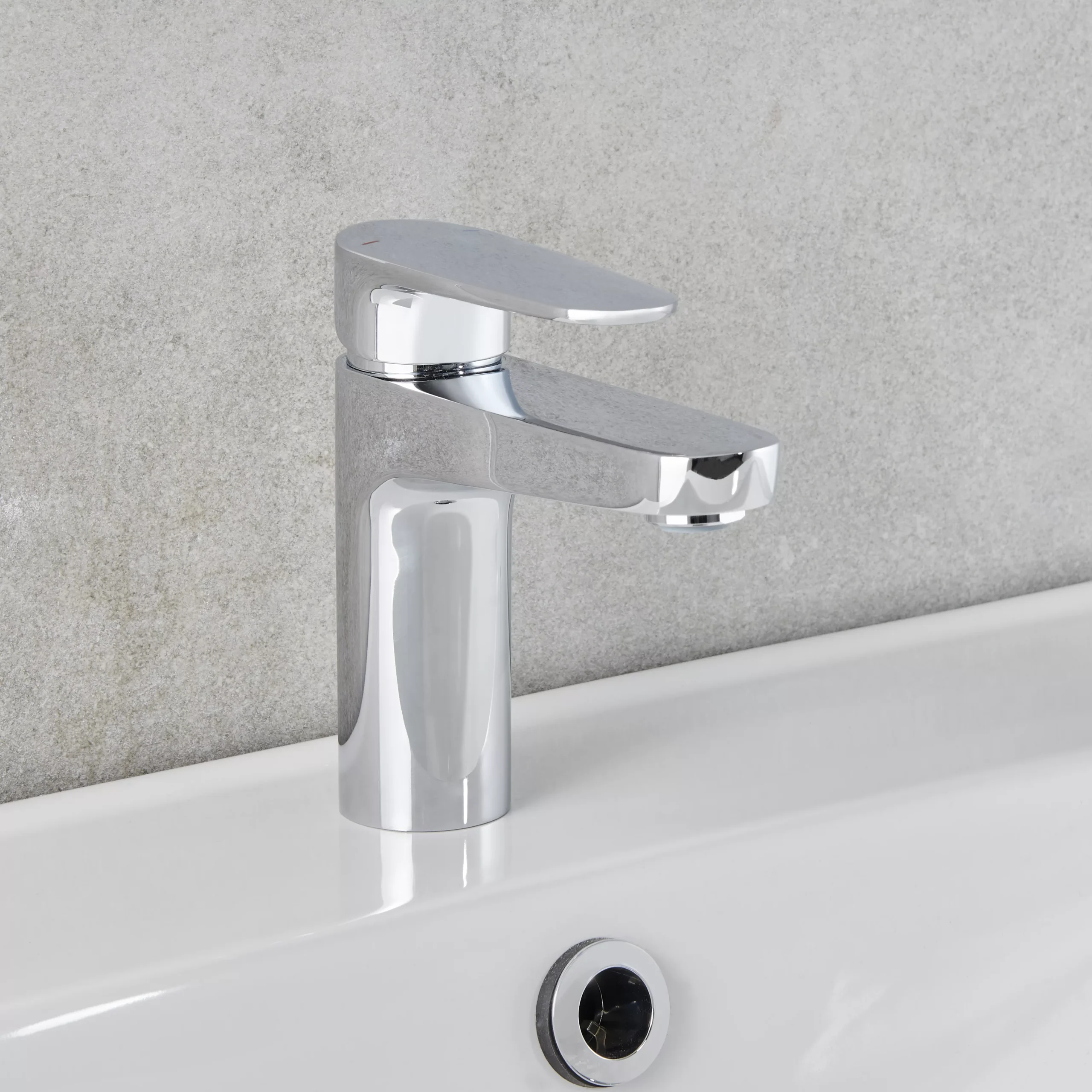 GoodHome Cavally Medium Gloss Chrome Effect Round Deck-mounted Manual Basin Mono Mixer Tap 4 GoodHome Cavally Medium Gloss Chrome Effect Round Deck-mounted Manual Basin Mono Mixer Tap - Image 4